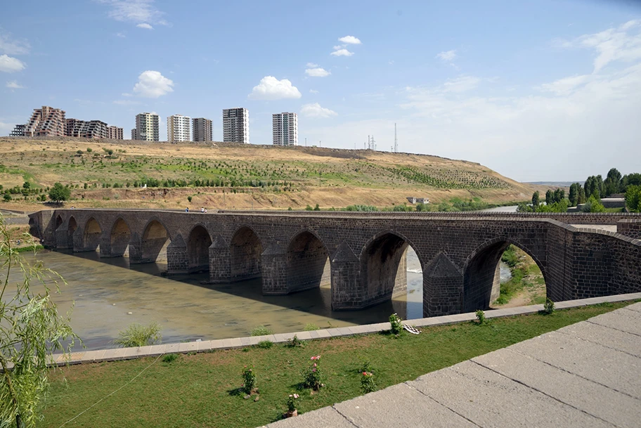 Neubausiedlung am Rande der Stadt von Diyarbakır.