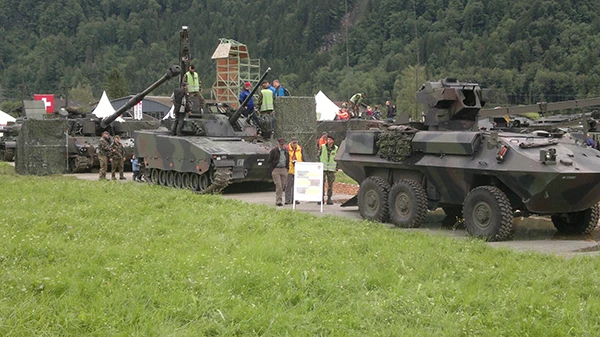 Der Piranha-Schützenpanzer (rechts im Bild) der Firma Mowag gilt als Schweizer Exportschlager.