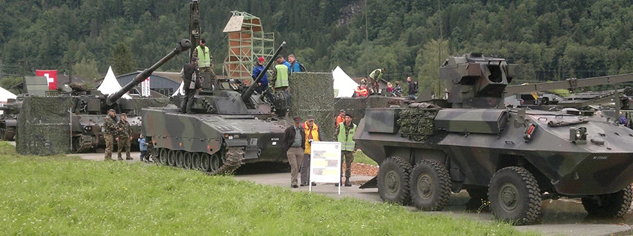 Der Piranha-Schützenpanzer (rechts im Bild) der Firma Mowag gilt als Schweizer Exportschlager.