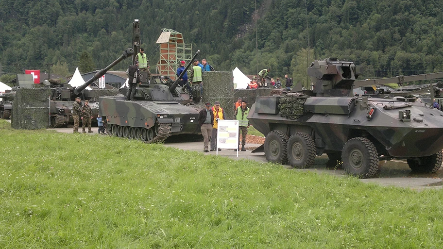 Der Piranha-Schützenpanzer (rechts im Bild) der Firma Mowag gilt als Schweizer Exportschlager.