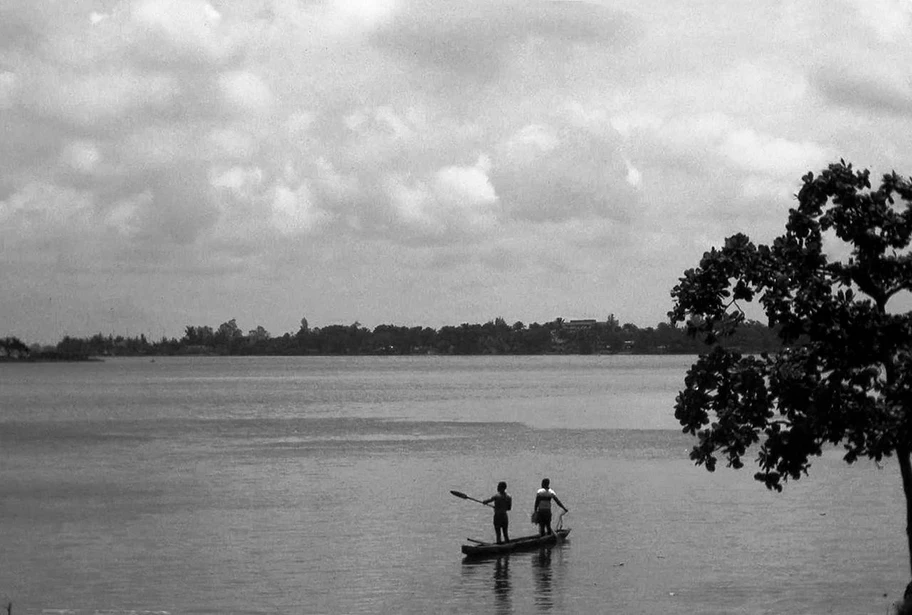 Fischer in einer Lagune vor Abidjan, Elfenbeinküste.