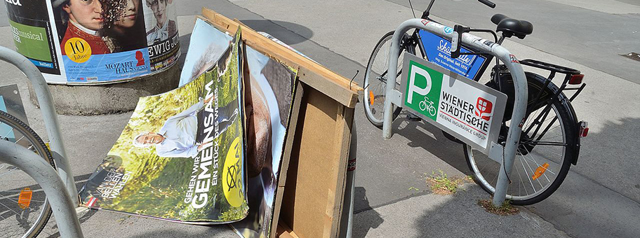 Vandalierter Plakatständer des Wahlwerbers Alexander Van der Bellen vor der Stichwahl des Bundespräsidentschaftswahlkampfs 2016 in Österreich.