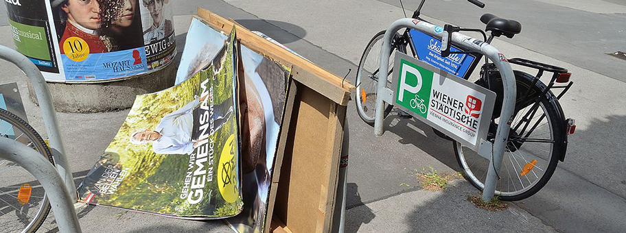 Vandalierter Plakatständer des Wahlwerbers Alexander Van der Bellen vor der Stichwahl des Bundespräsidentschaftswahlkampfs 2016 in Österreich. Gefunden vor dem Gymnasium Wasagasse.