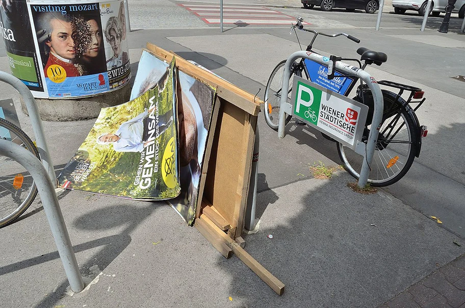 Vandalierter Plakatständer des Wahlwerbers Alexander Van der Bellen vor der Stichwahl des Bundespräsidentschaftswahlkampfs 2016 in Österreich. Gefunden vor dem Gymnasium Wasagasse.