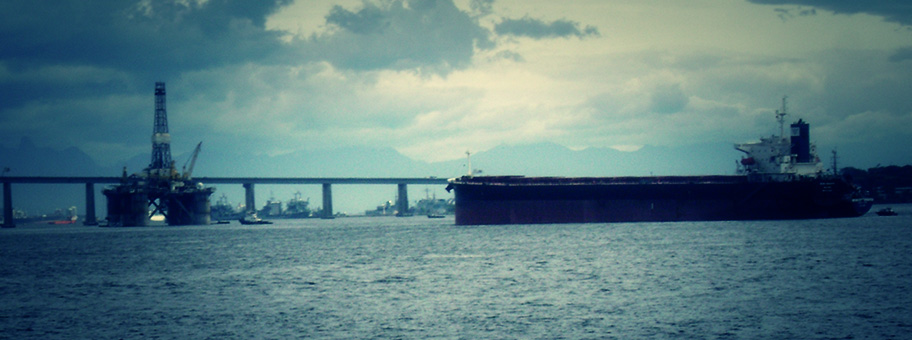 Ölplattform mit Tanker in der Bucht von Guanabara, Brasilien.