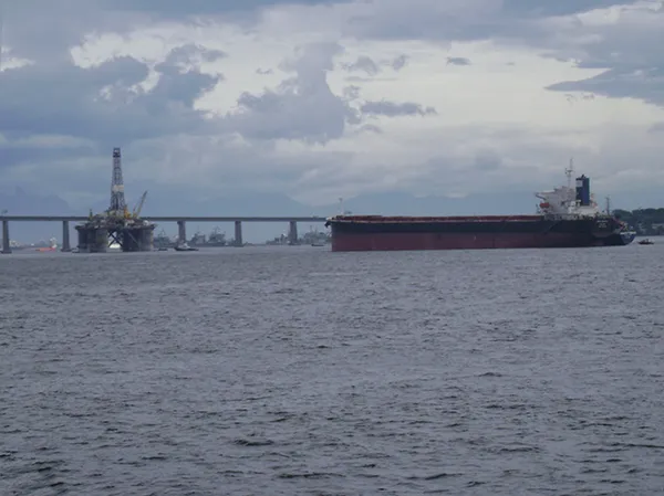 Ölplattform mit Tanker in der Bucht von Guanabara, Brasilien.