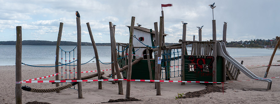 Gesperrter Spielplatz in Eckernförde, April 2020