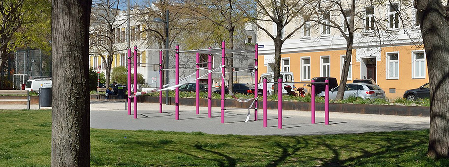 Absperrung der Spielgeräte im Braunhirschenpark in Rudolfsheim-Fünfhaus, Wien, während der Corona-Krise und der durch sie von der Bundesregierung verfügten Beschränkungen.