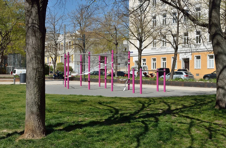 Absperrung der Spielgeräte im Braunhirschenpark in Rudolfsheim-Fünfhaus, Wien, während der Corona-Krise und der durch sie von der Bundesregierung verfügten Beschränkungen.