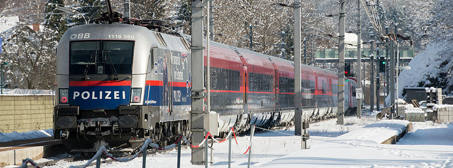 ÖBB Railjet in der Gemeinde Pörtschach am Wörther See im Bundesland Kärnten. Wer würde in Kärnten die Polizei bezahlen, wenn alle Einnahmen gepfändet würden? Wer das Gesundheitswesen und die Sozialausgaben?