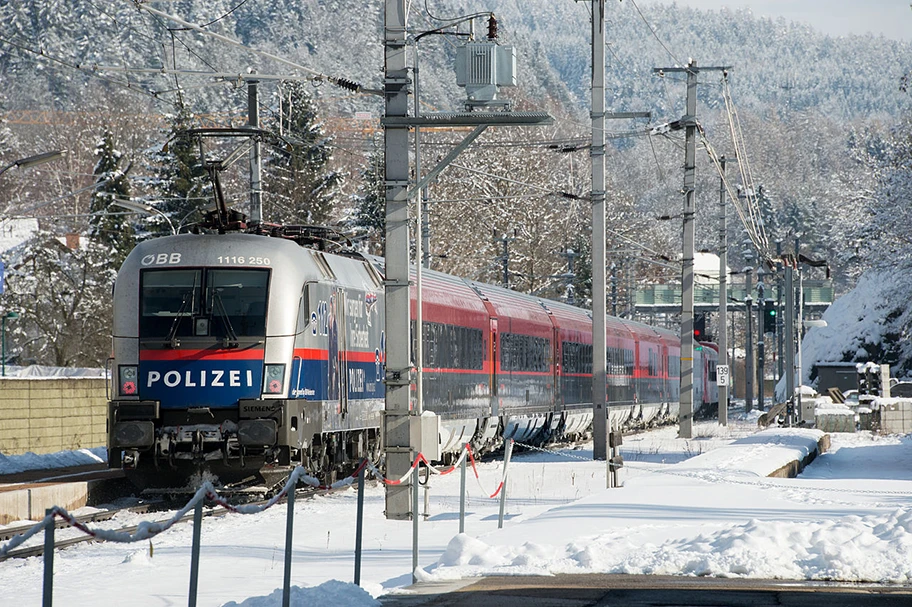 ÖBB Railjet in der Gemeinde Pörtschach am Wörther See im Bundesland Kärnten. Wer würde in Kärnten die Polizei bezahlen, wenn alle Einnahmen gepfändet würden? Wer das Gesundheitswesen und die Sozialausgaben?