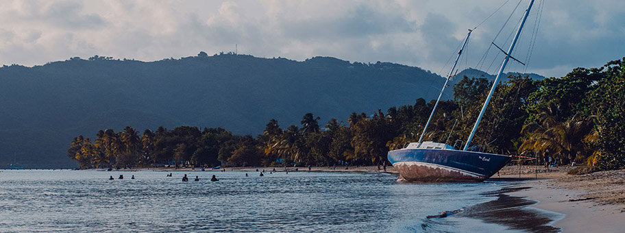 Strand in Sainte-Anne, Martinique.