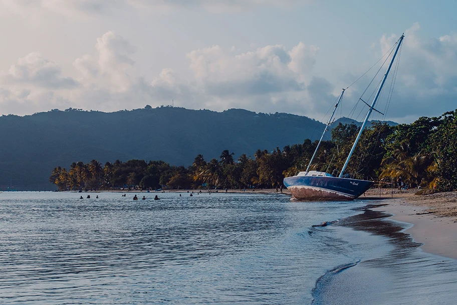 Strand in Sainte-Anne, Martinique.