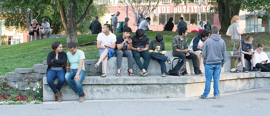 Pokémon Go Spieler in Alaska bei einem Treff in einem Park.