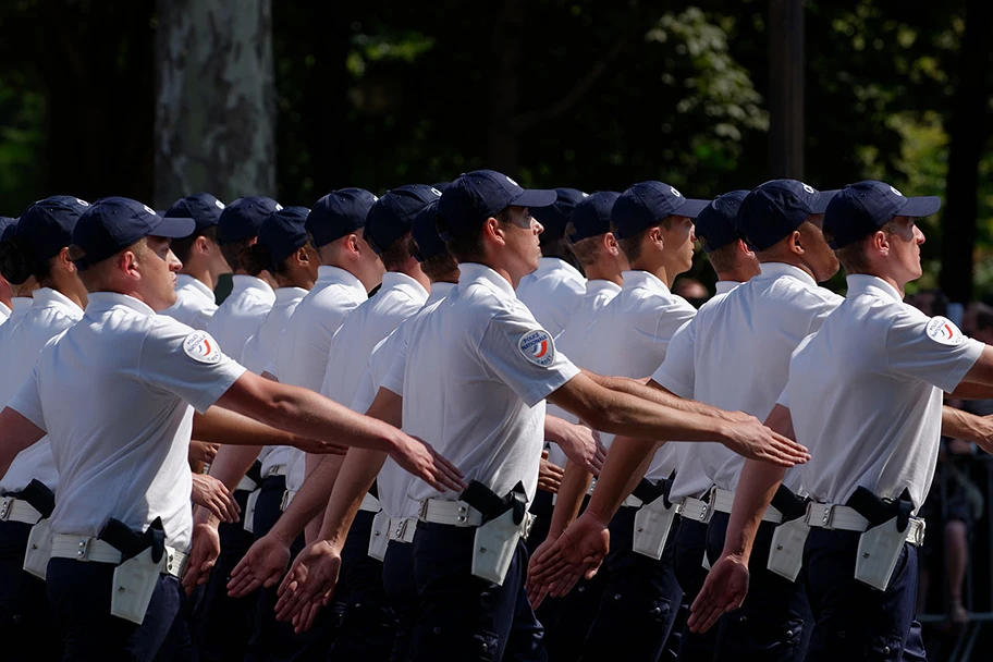 Polizeikadetten des «College of Rouen-Oissel» bei einer Parade auf der Champs-Élysées in Paris, Juli 2013.