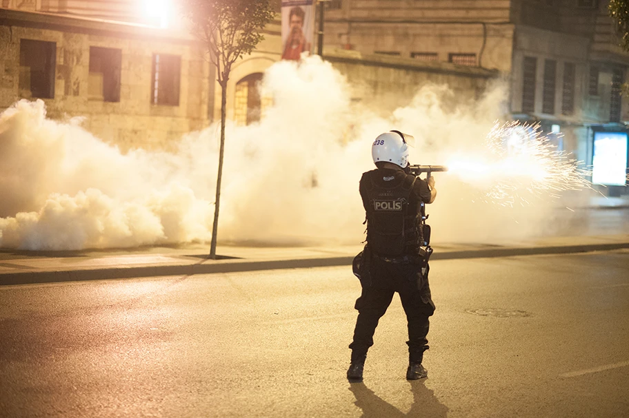 Polizist in Istanbul während den Gezi-Park Unruhen.