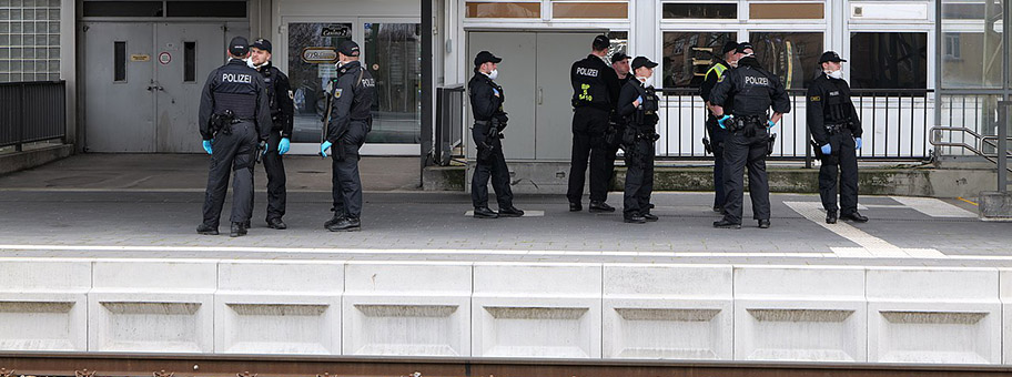 Polizei auf dem Bahnhof Kehl wartet auf einen TGV um diesen zu stoppen und die Reisenden zu kontrollieren, 16.