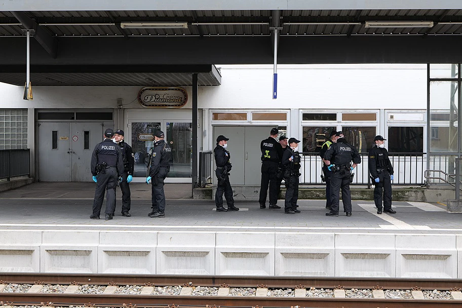 Polizei auf dem Bahnhof Kehl wartet auf einen TGV um diesen zu stoppen und die Reisenden zu kontrollieren, 16. März 2020.