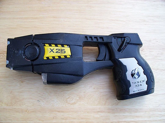 Ein Taser der Firma Taser International, Modell X26 in der Polizeiausführung.