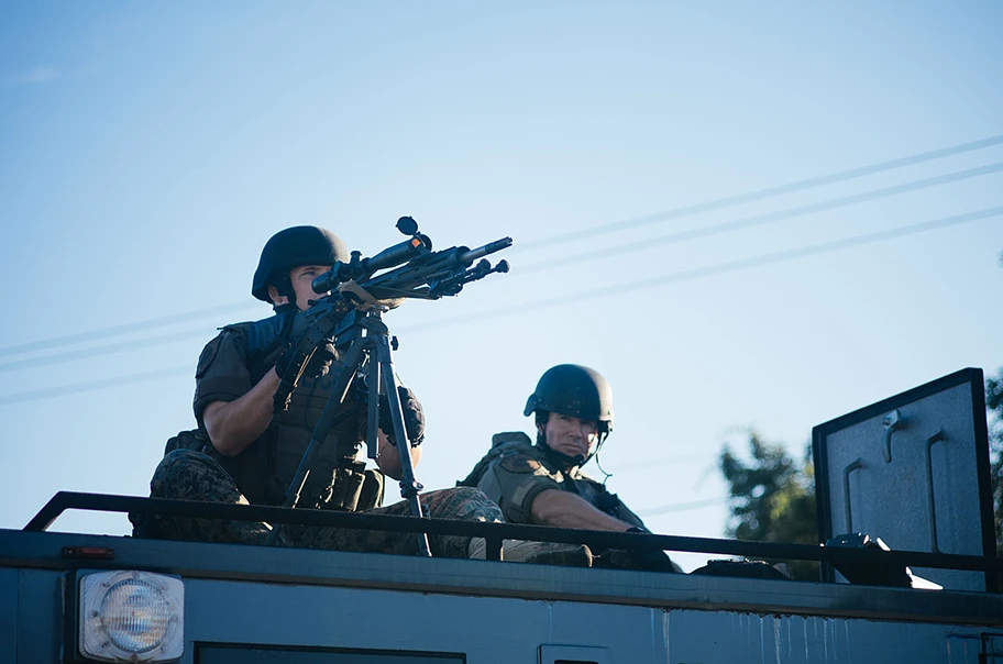 Scharfschütze der SWAT während den Ferguson Riots im August 2014.