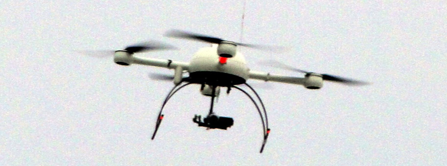 Polizei-Drohne «Sensocopter» im Einsatz in Dresden, Februar 2011.
