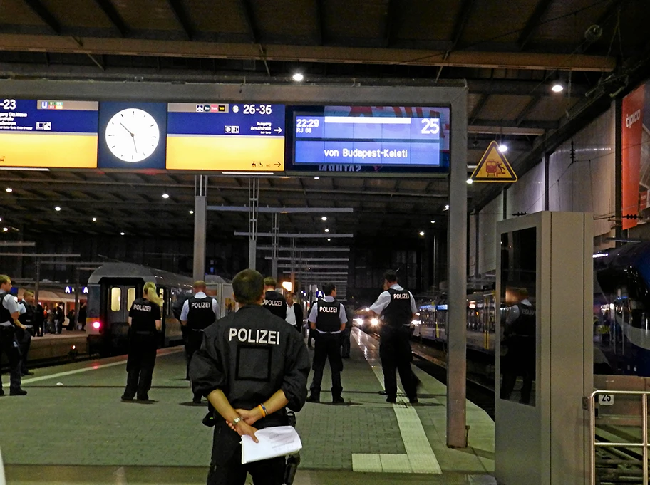 Polizei erwartet in München einen Zug mit Flüchtlingen aus Budapest, aufgenommen am 12. September 2015.