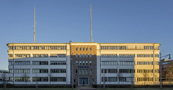 Kriminalpolizeidirektion des Polizeipräsidiums Freiburg. Vermutlich schrieb in dem abgebildeten Gebäude die Kriminalpolizeiinspektion 6 („Staatsschutz“) ihre Strafanzeige gegen zwei Journalisten von Radio Dreyeckland.