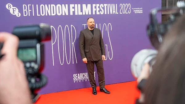 Der griechische Filmregisseur Yorgos Lanthimos bei der Präsentation seines Filmes "Poor Things" in London am 14. Oktober 2023.