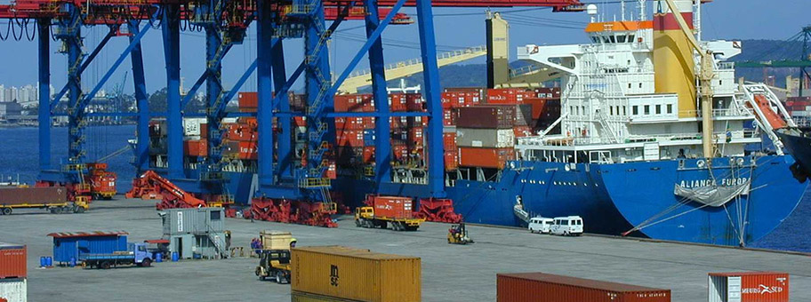 Frachthafen Santos in Brasilien: Der AtlantikPazifikZug soll Transportwege verkürzen.
