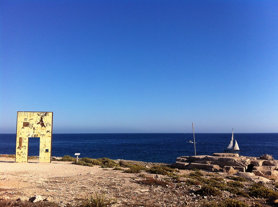 Porta di Lampedusa - Porta d'Europa. Skulptur von Mimmo Paladino.