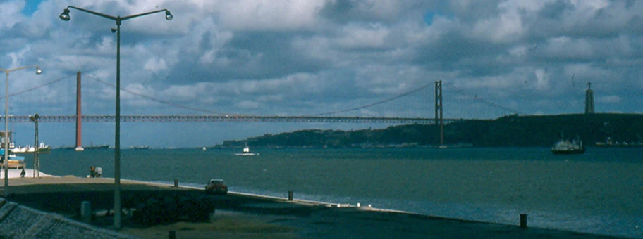 Autobrücke in Lissabon über den Fluss Tejo.