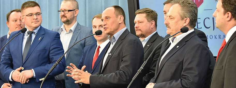 Die von Paweł Kukiz gegründete politische Bewegung Kukiz'15 ist aktuell die drittstärkste Kraft im Sejm. Während des Wahlkampfes arbeitete Kukiz'15 auch mit den Nazis des militanten Ruch Narodowy (Volksbewegung) zusammen.
