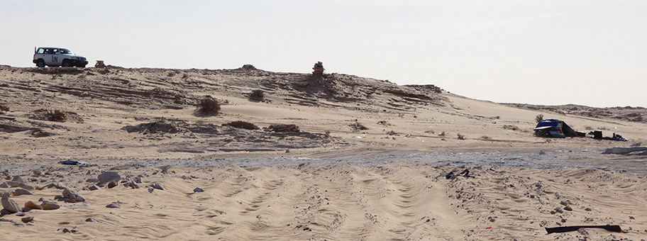 Ein Posten der Frente Polisario im Süden der Westsahara, links ein Fahrzeug der UN-Mission, November 2017.