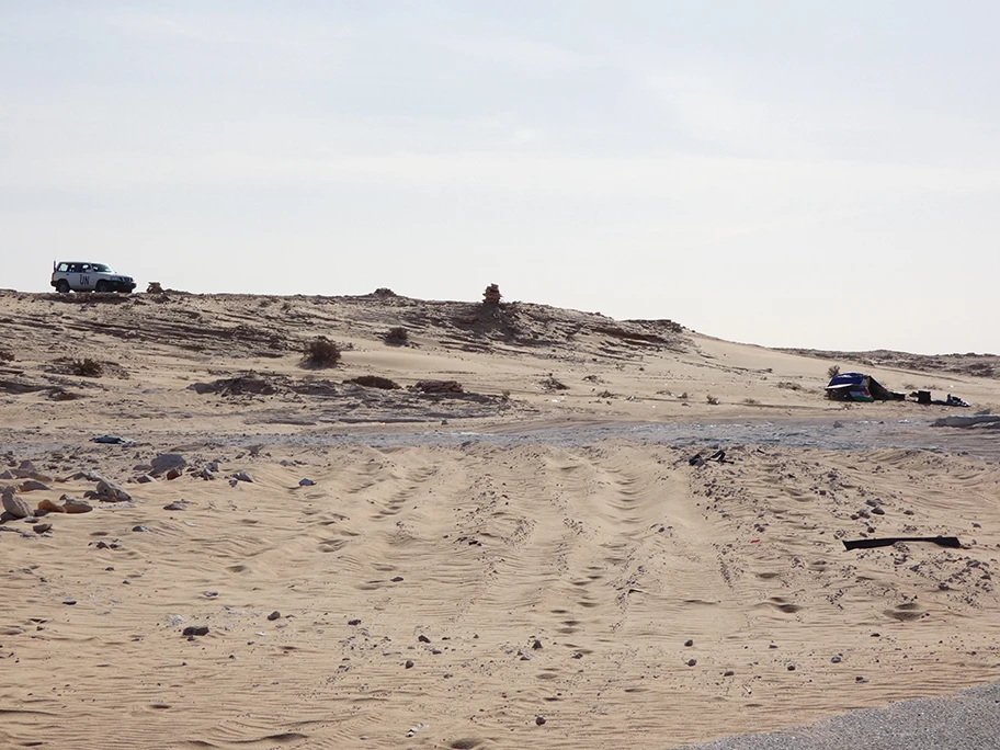 Ein Posten der Frente Polisario im Süden der Westsahara, links ein Fahrzeug der UN-Mission, November 2017.