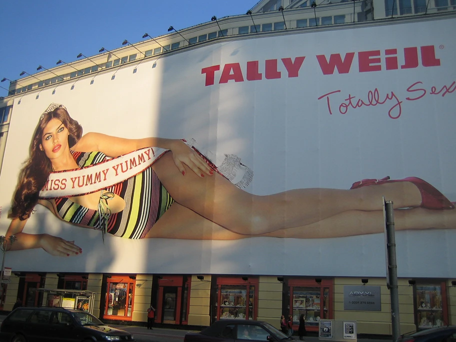 Tally Weijl Werbung am Potsdamer Platz in Berlin.