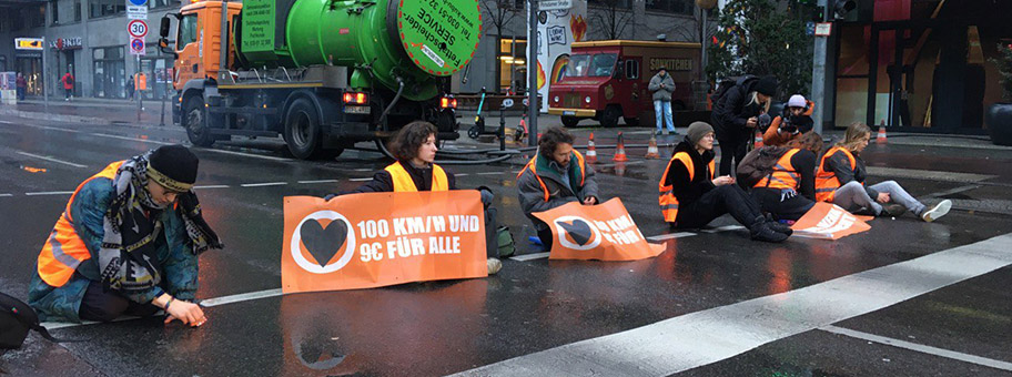 Blockade der Letzten Generation auf der Potsdamer Strasse in Berlin, 7. Dezember 2022.