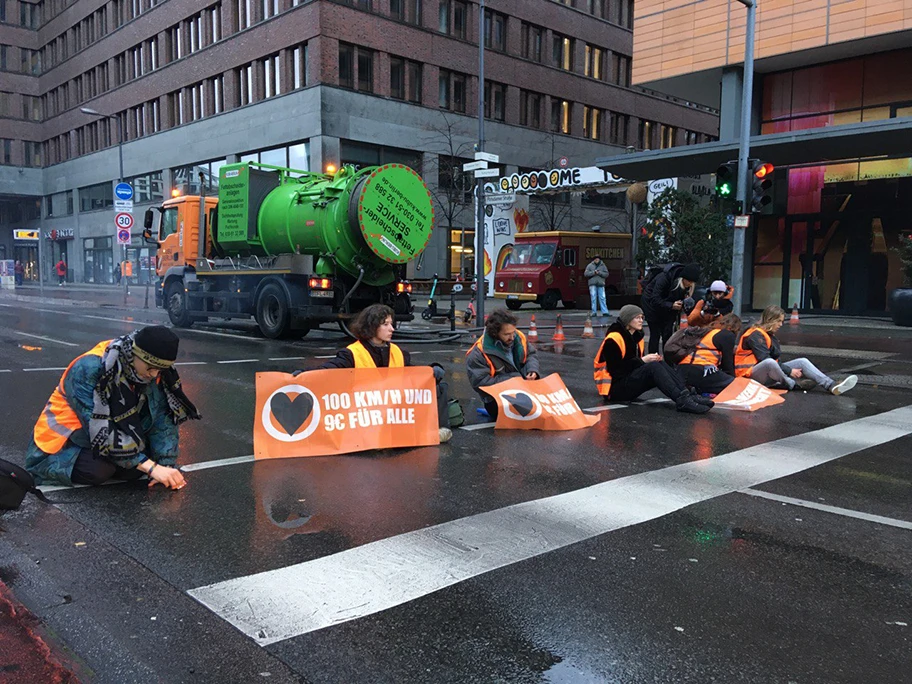 Blockade der Letzten Generation auf der Potsdamer Strasse in Berlin, 7. Dezember 2022.