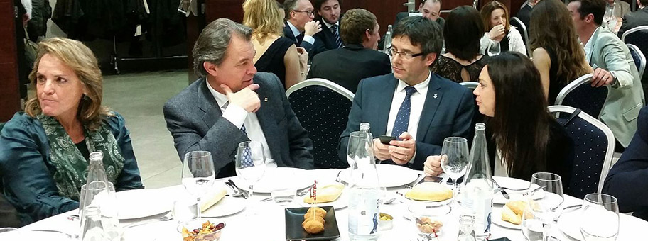 Es ist nur natürlich, dass die Eliten, die die Unabhängigkeit ihrer Ministaaten anstreben, ihren Anhängern Milch und Honig versprechen. Hier der katalanische Regionalpräsident Carles Puigdemont (zweiter von rechts).