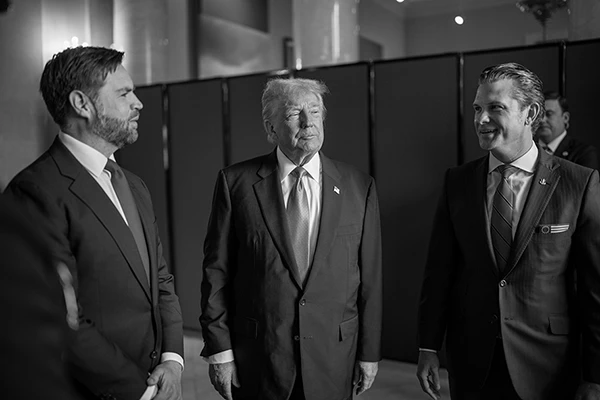Donald Trump mit Vizepräsident JD Vance und Kriegsminister Pete Hegseth.