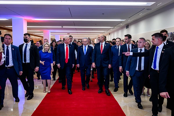 Präsident Donald Trump mit dem israelischen Premierminister Benjamin Netanjahu am Montag, dem 13. Oktober 2025, in der Knesset in Jerusalem, Israel.