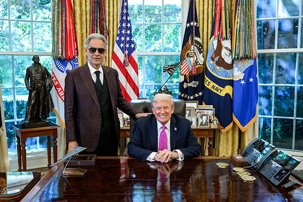 Donald Trump mit Andrea Bocelli im Oval Office, Oktober 2025.