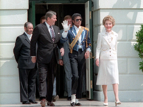 Michael Jackson mit Ronald und Nancy Reagan am 14. Mai 1984.