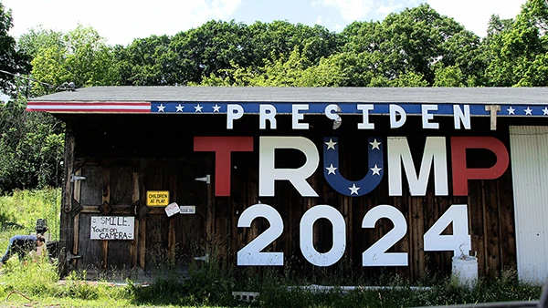 Donald Trump Wahl-Propaganda auf der Route 9G in Germantown, New York.