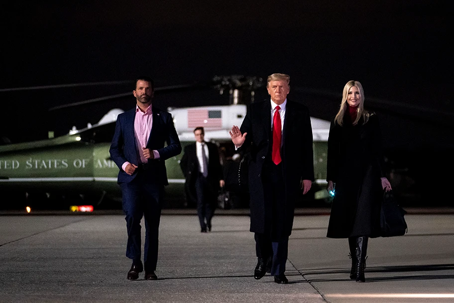 Donald Trump mit Tochter Ivanka und Sohn Donald J. Trump Jr. am 4. Januar 2021 in Washington.