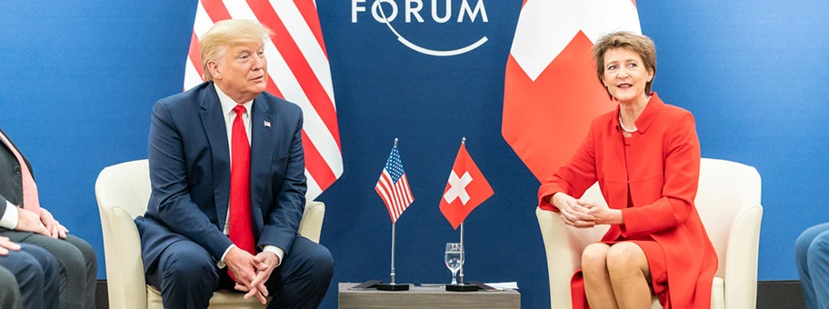 Die Schweizer Bundesrätin Simonetta Sommaruga mit Donald Trump am WEF in Davos 2020.