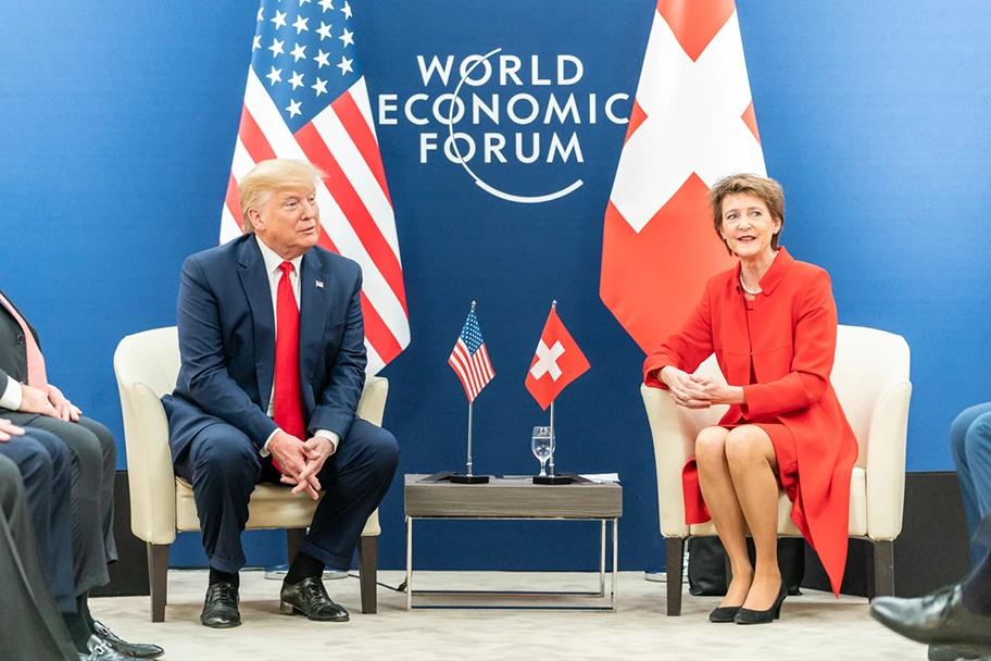 Die Schweizer Bundesrätin Simonetta Sommaruga mit Donald Trump am WEF in Davos 2020.