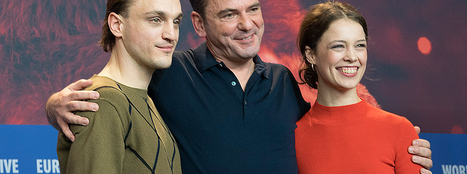 Franz Rogowski, Christian Petzold und Paula Beer (v.l.n.r.) an der Berlinale-Pressekonferenz zu Transit, Februar 2018.