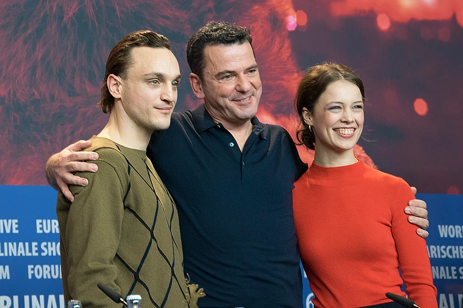 Franz Rogowski, Christian Petzold und Paula Beer (v.l.n.r.) an der Berlinale-Pressekonferenz zu Transit, Februar 2018.