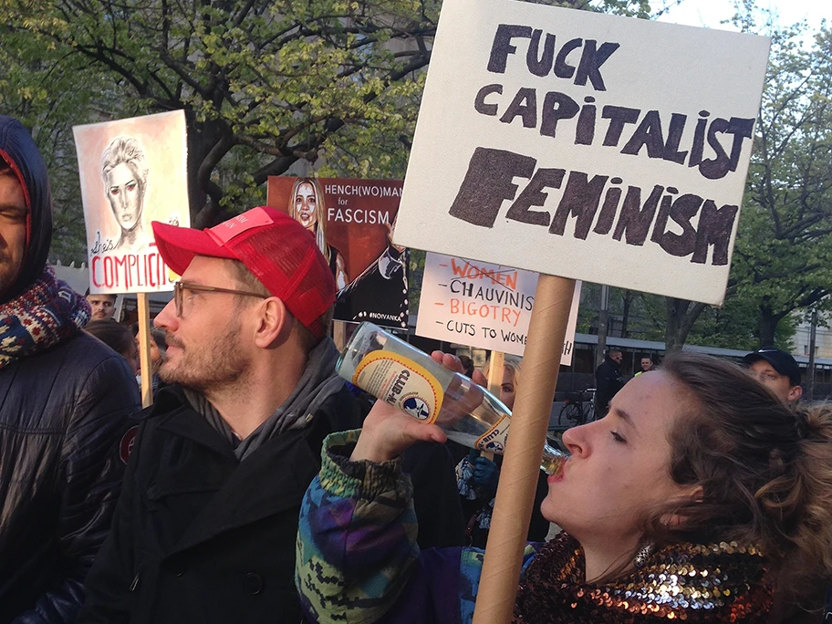 Protestkundgebung gegen Ivanka Trump am 25. April auf einer Gala im Rahmen des Frauenforums beim G20-Gipfel in Berlin. Ein Slogan lautete: „Dein Feminismus ist unecht! Dir geht es nur darum, wie viel du verdienst!“