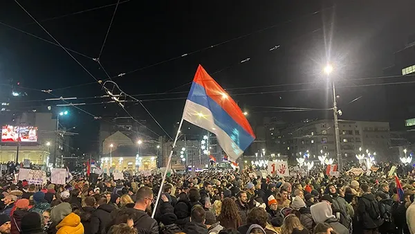 Belgrad, Slavija-Platz: Am 22. Dezember 2024 fand ein großer Protest gegen die Regierung statt, nachdem am 1. November das Vordach des Bahnhofs Novi Sad eingestürzt war und dabei 15 Menschen ums Leben gekommen waren.